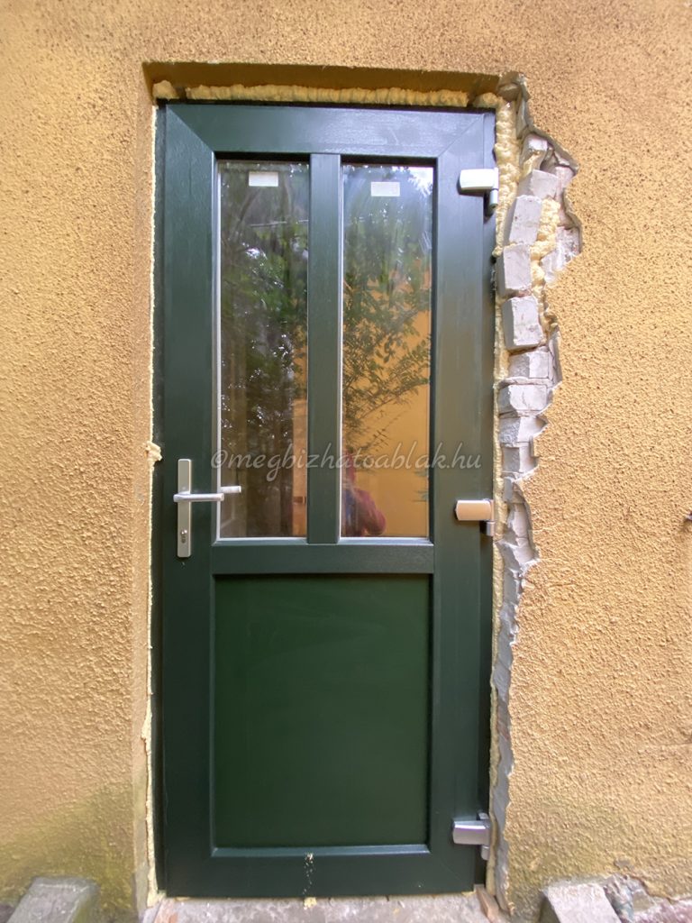 Decco 70 műanyag bejárati ajtó alul stadur betéttel, felül osztott üveggel 1 oldalon dark green-sötét zöld színű