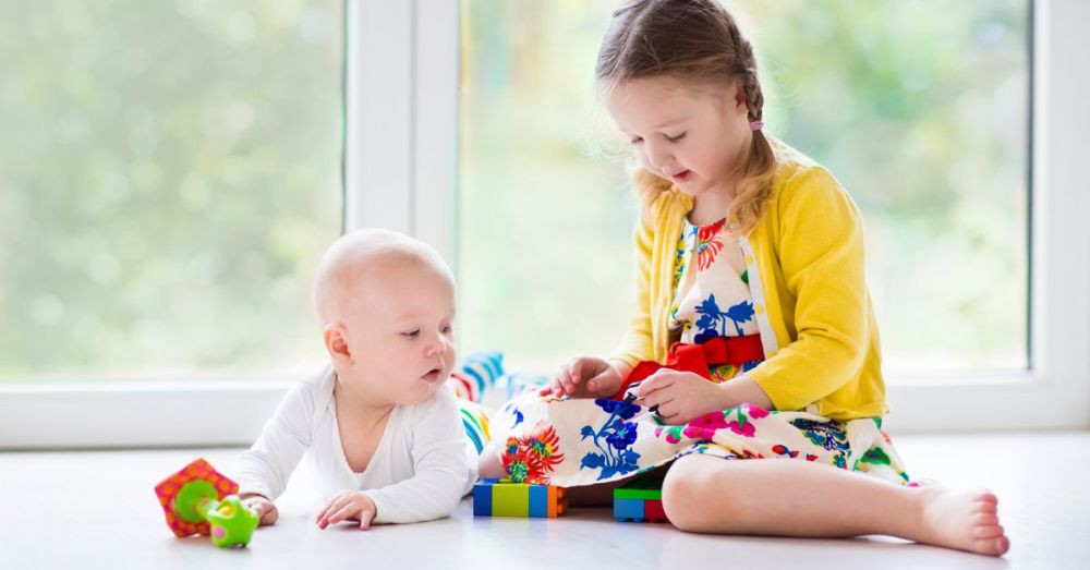 Színes műanyag ablak - fa hatású design, igazi fa élmény 2 gyerekek játszanak a fehér színű ablak előtt