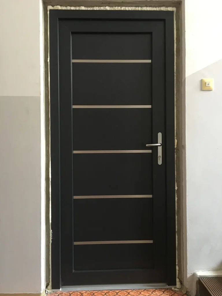 Antracit műanyag bejárati ajtó, inox I 147 ajtópanellel