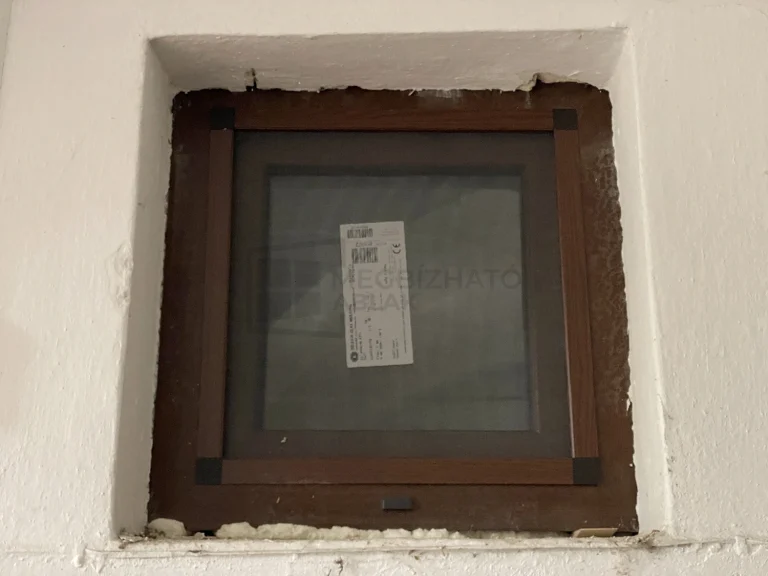 Dió színű alumínium peremes szúnyogháló wc ablakon