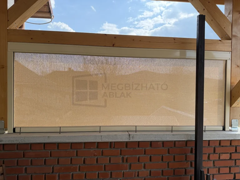 Bézs Soltis napháló fa terasz oldalán, leengedett állapotban