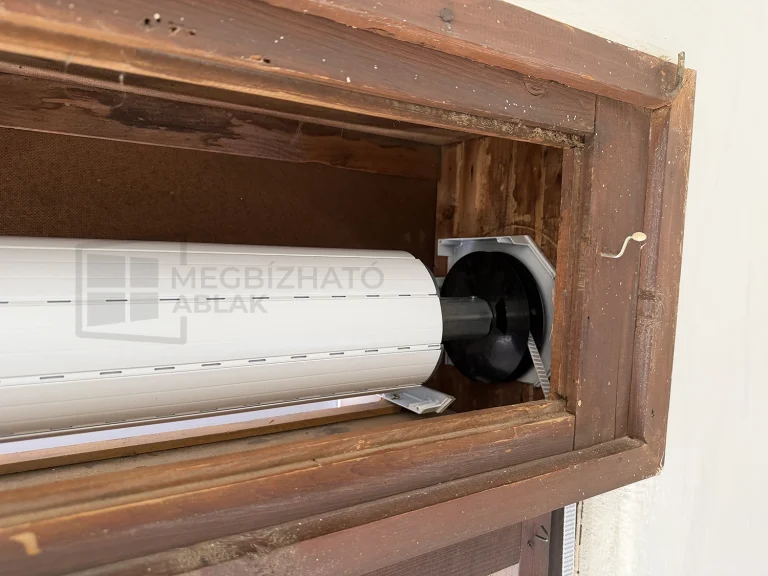 Új redőnytengely, oldalpofa, tárcsa és gurtni a meglévő fa redőnyszekrényben