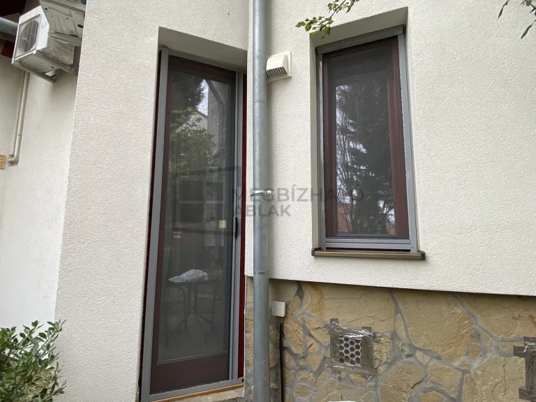 RAL 7040 szürke rolós szúnyogháló ablakon
