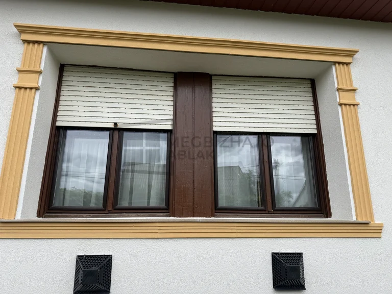 Két régi műanyag redőny a meglévő faablakok előtt