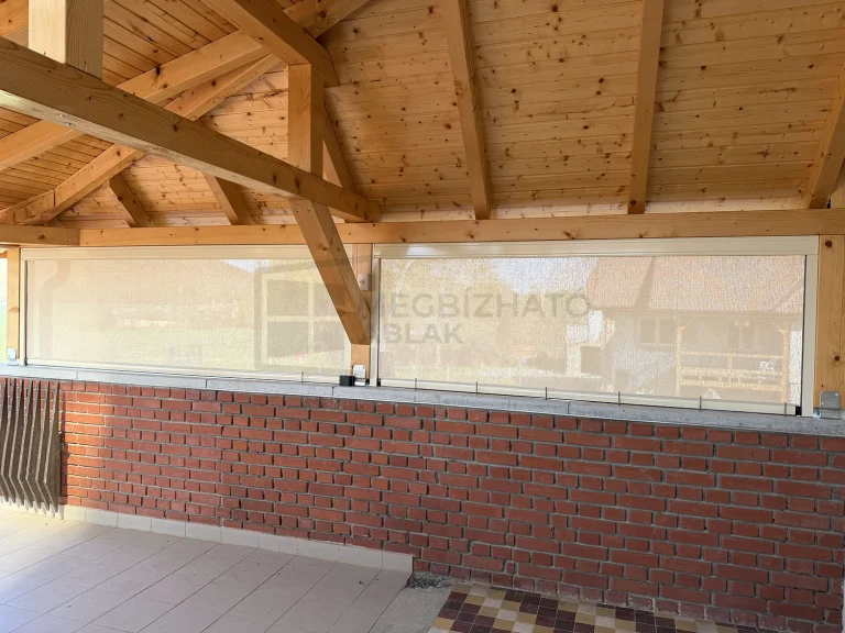 Két tokozott zipzáras napháló bézs szövettel egy fedett fa terasz oldalán