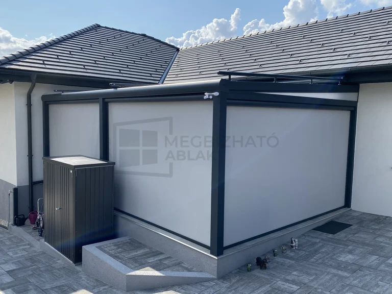 Zip árnyékoló egy antracit szerkezetű fedett terasz külső oldalain
