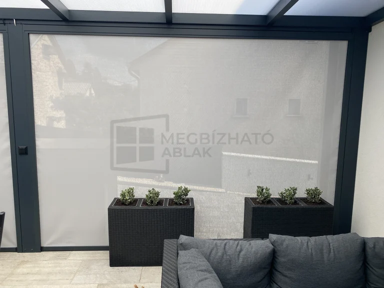 Világos szövetű zip screen antracit fedett terasz oldalán