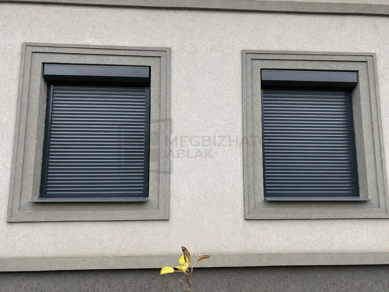 Két antracit külső tokos alumínium redőny a ház homlokzatán