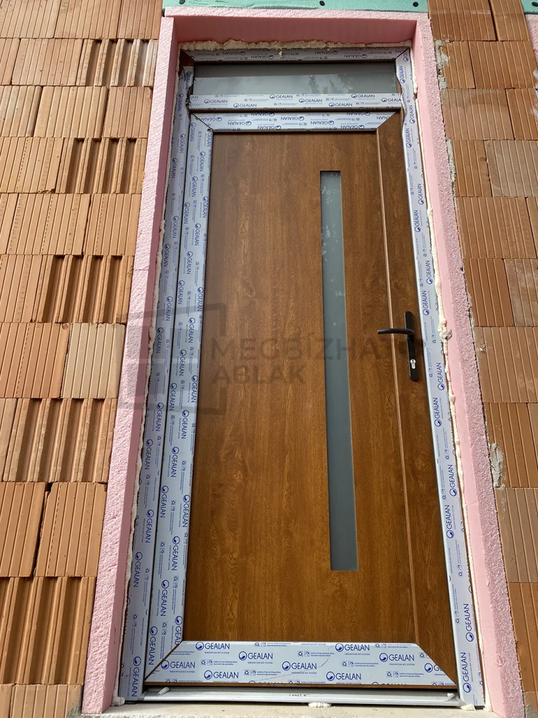 Kívül aranytölgy, belül fehér Gealan S8000 egyszárnyú bejárati ajtó HP 130 panellel és savmart üvegű fix felülvilágítóval