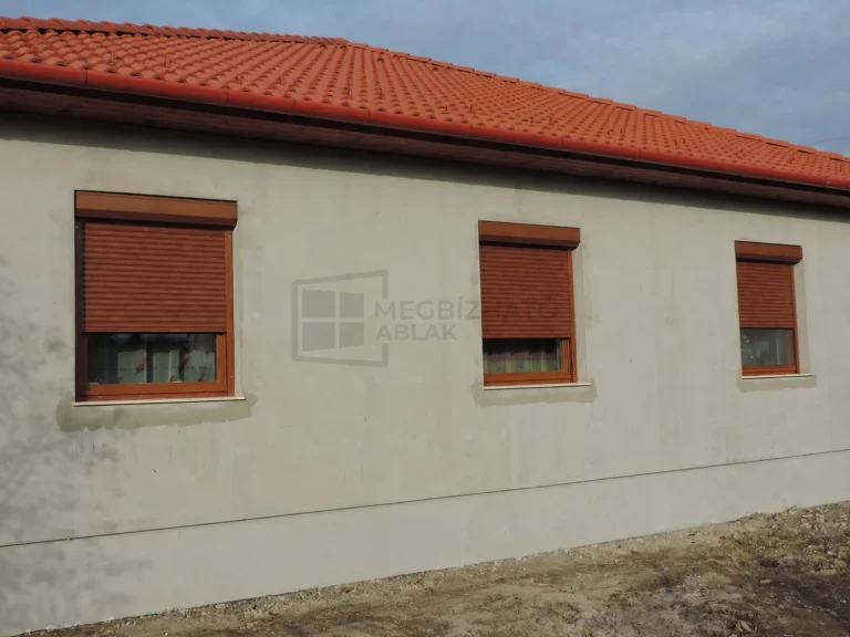 Aranytölgy színű külső tokos alumínium redőnyök három ablakon