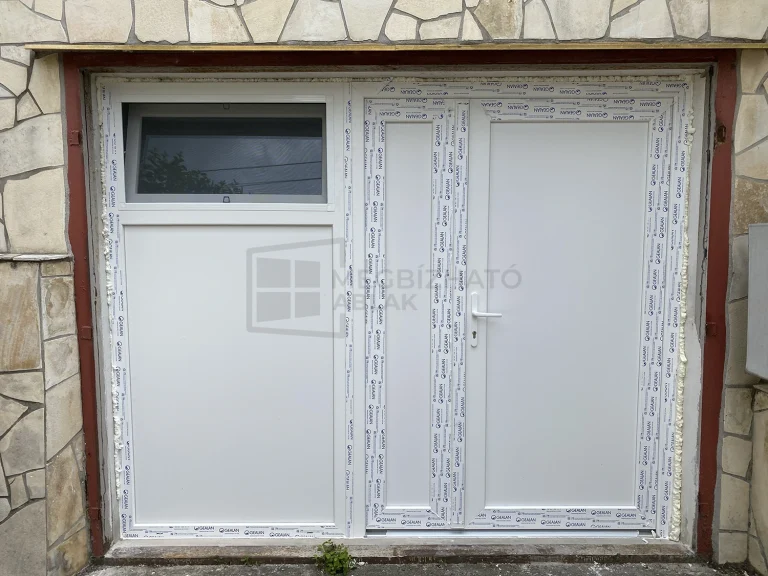 Gealan s8000 fehér kétszárnyú műanyag bejárati ajtó bal oldali tömör fix elemmel és szúnyoghálóval ellátott bukóablakkal