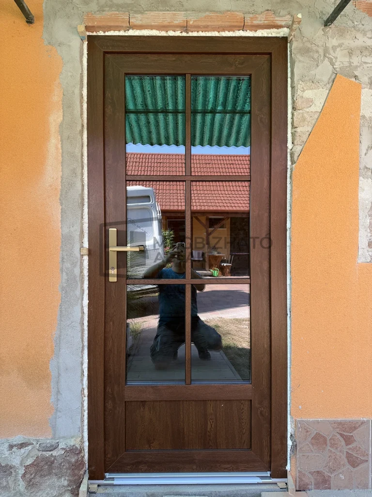 Kétoldalt diószínű Gealan Linear műanyag bejárati ajtó alsó Stadur betéttel, átlátszó üvegezéssel és duplex osztással